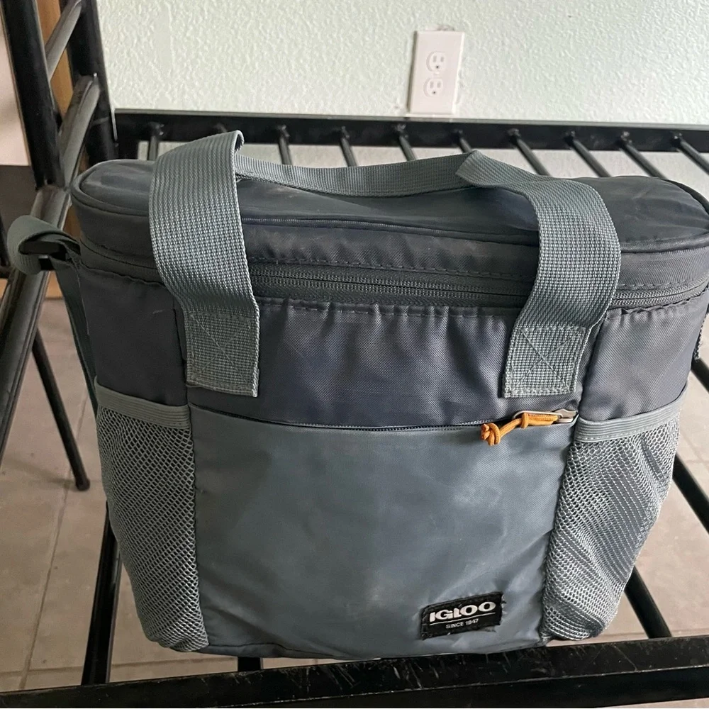 Igloo Soft Cooler Crossbody Bag in Slate Blue